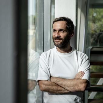 Marc Suárez-Calvet, becado de la Fundación ”la Caixa”, es neurólogo clínico en el Hospital del Mar y dirige el grupo de Neurología Traslacional y Biomarcadores en el Barcelonaβeta Brain Research Center. 