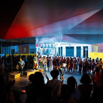 Imagen de un espectáculo al aire libre en CaixaForum Madrid.