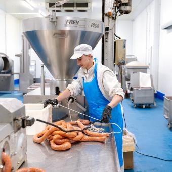 Aitor treballant a la fàbrica d'embotits de Melquíades Rodríguez.