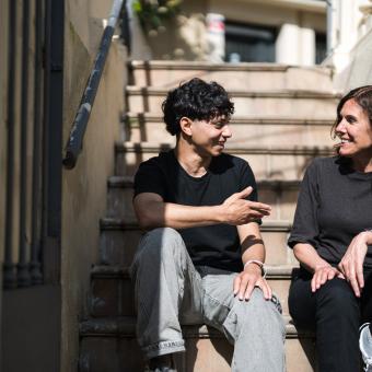 Ossama Mamouni, usuari del projecte BACstation, juntament amb Laia Serrano, fundadora i directora general de BarcelonActua.