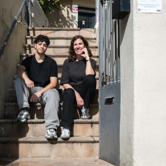 Ossama Mamouni, usuari del projecte BACstation, juntament amb Laia Serrano, fundadora i directora general de BarcelonActua.