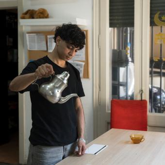 Ossama Mamouni, usuari del projecte BACstation, al menjador de la casa de Vallcarca.