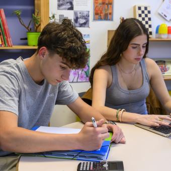 Àlex i Jana durant una classe de reforç a la Fundació TriniJove.