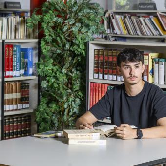 Tomás Cano, becari de la Fundació ”la Caixa” i estudiant de Dret i Filosofia a la Universitat Complutense de Madrid, a la biblioteca de Calasparra.