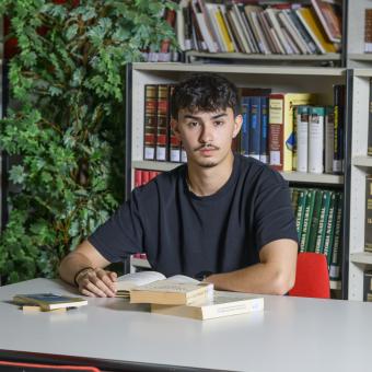 Tomás Cano, becari de la Fundació ”la Caixa” i estudiant de Dret i Filosofia a la Universitat Complutense de Madrid, a la biblioteca de Calasparra.
