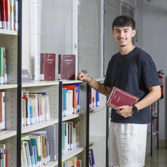 Tomás Cano, becari de la Fundació ”la Caixa” i estudiant de Dret i Filosofia a la Universitat Complutense de Madrid, a la biblioteca de Calasparra.