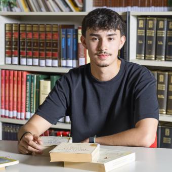 Tomás Cano, becari de la Fundació ”la Caixa” i estudiant de Dret i Filosofia a la Universitat Complutense de Madrid, a la biblioteca de Calasparra.