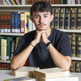 Tomás Cano, becari de la Fundació ”la Caixa” i estudiant de Dret i Filosofia a la Universitat Complutense de Madrid, a la biblioteca de Calasparra.
