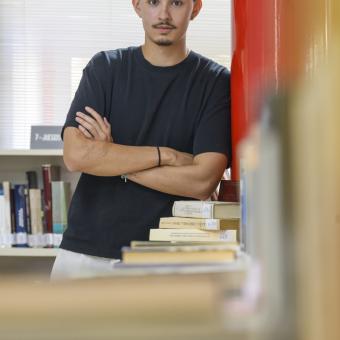 Tomás Cano, becari de la Fundació ”la Caixa” i estudiant de Dret i Filosofia a la Universitat Complutense de Madrid, a la biblioteca de Calasparra.