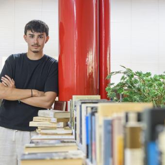 Tomás Cano, becari de la Fundació ”la Caixa” i estudiant de Dret i Filosofia a la Universitat Complutense de Madrid, a la biblioteca de Calasparra.