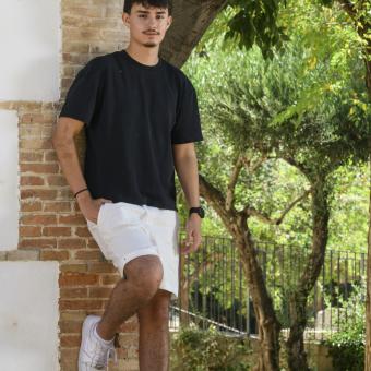 Tomás Cano, becari de la Fundació ”la Caixa” i estudiant de Dret i Filosofia a la Universitat Complutense de Madrid, a la biblioteca de Calasparra.