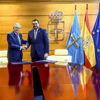 El presidente de la Fundación ”la Caixa”, Isidro Fainé, y el presidente del Principado de Asturias, Adrián Barbón, en la firma del acuerdo marco que refuerza la colaboración entre ambas instituciones. 