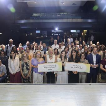 Foto de família del segon acte de resolució de les Convocatòries de Projectes Socials 2025 a Catalunya celebrat a Girona amb la directora de col·laboracions i aliances per a l’impuls social de la Fundació ”la Caixa”, Sandra Blanch, al centre, juntament amb els representants de les entitats socials seleccionades.