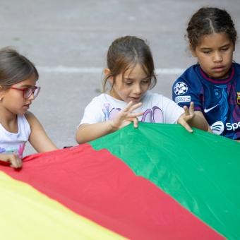 Niñas en una actividad de ocio educativo organizada por CaixaProinfancia.