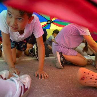 Niños en una actividad de ocio educativo organizada por CaixaProinfancia.