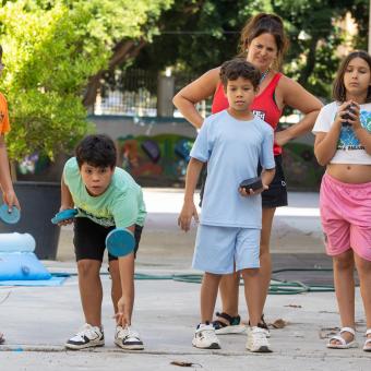 Niños y niñas usuarios del programa CaixaProinfancia jugando. 
