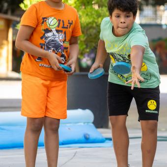 Dos niños jugando. 