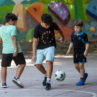 Niños jugando a la pelota. 