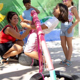 Niños y niñas usuarios de CaixaProinfancia en una de las actividades organizadas en verano. 