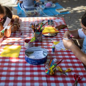 NIñas en una de las actividades de verano de CaixaProinfancia.