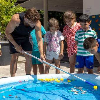 Niños y niñas usuarios del programa CaixaProinfancia jugando en una de las actividades organizadas en verano.  