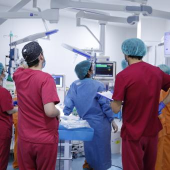 El equipo de BCNatal revisa el estado de un neonato tras pasar por el sistema de incubadora líquida. 