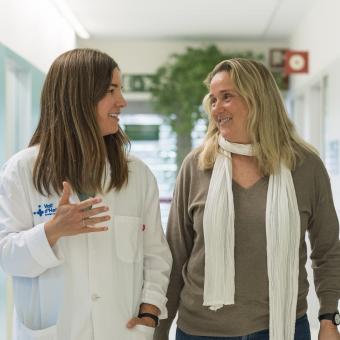 Núria García y Ana Zabalza en el CEMCAT del Hospital Universitario Vall d’Hebron de Barcelona.