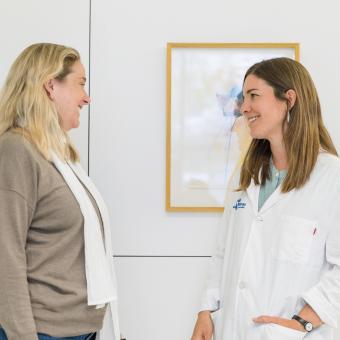 Núria García y Ana Zabalza en el CEMCAT del Hospital Universitario Vall d’Hebron de Barcelona.