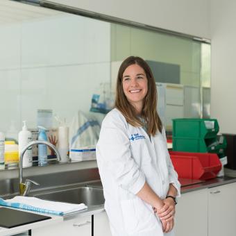 Ana Zabalza, neuróloga del CEMCAT, en el Hospital Universitario Vall d’Hebron de Barcelona.