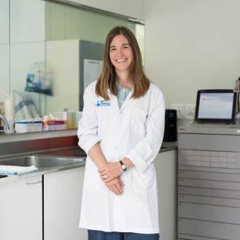 Ana Zabalza, neuróloga del CEMCAT, en el Hospital Universitario Vall d’Hebron de Barcelona.