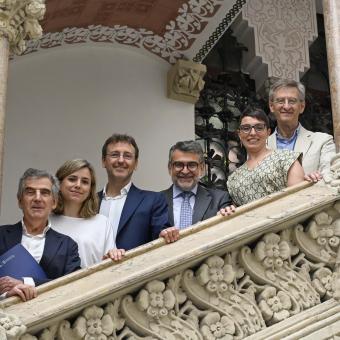 De izquierda a derecha: el Dr. Josep Maria Campistol, director general del Hospital Clínic de Barcelona; la Sra. Elisenda Bonet, coordinadora tecnológica y ejecutiva del proyecto fetaLife de BCNatal; el Dr. Eduard Gratacós, director de BCNatal y del proyecto fetaLife; el Sr. Àngel Font, subdirector general de Investigación y Becas de la Fundación “la Caixa”; la Dra. Elisenda Eixarch, coordinadora médica y científica del proyecto fetaLife de BCNatal; el Dr. Miquel Pons, director gerente del Hospital Sant Joan de Déu.