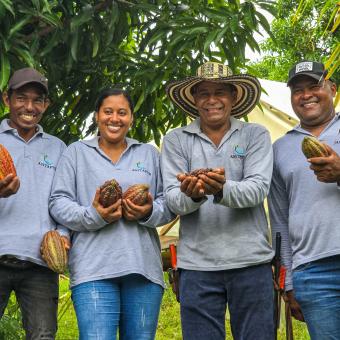 Carlos Torres y tres miembros de ASITAPUR en las plantaciones de cacao. 