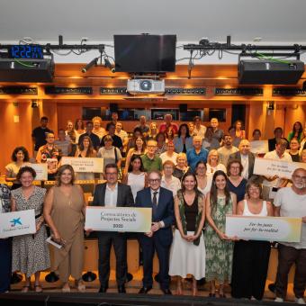 Foto de familia del acto de resolución de las Convocatorias de Proyectos Sociales 2025 en Tarragona, con el subdirector general de Social, Marc Simón, en el centro, y los representantes de las entidades sociales seleccionadas.