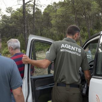 Agentes medioambientales visitando la zona.