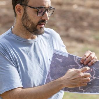 Chema Martín, técnico de AMUFOR, mostrando una foto de la propuesta de bancales a recuperar en Requena.