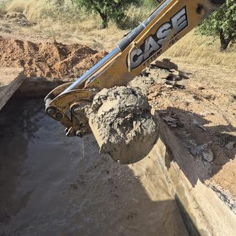 Actuaciones para cambiar la losa de hormigón que cubría uno de los aljibes.
