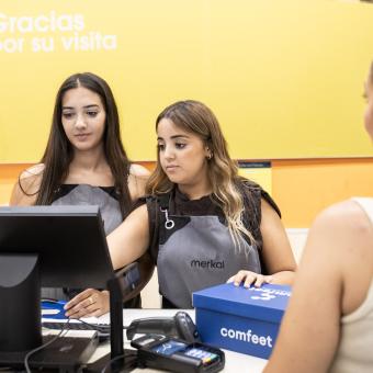 Carmen y Oumaima, usuarias del programa Incorpora de la Fundación ”la Caixa”, trabajando en la zapatería Merkal de Zaragoza. 
