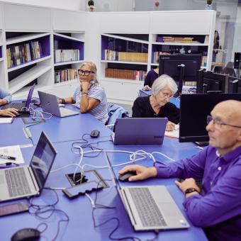 Personas mayores en un taller sobre competencias digitales.