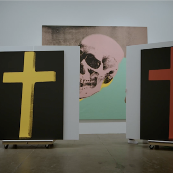 «Warhol-Vijande: Más que pistolas, cuchillos y cruces» dirigit per Sebastián Galán.