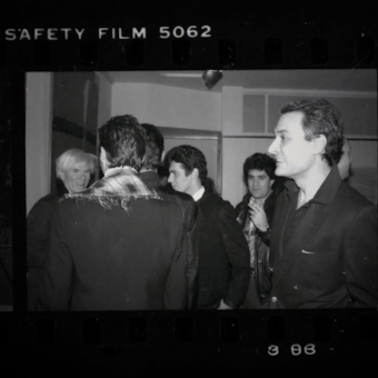 Pedro Almodóvar al documental «Warhol-Vijande: Más que pistolas, cuchillos y cruces» dirigit per Sebastián Galán.