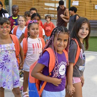 Niñas usuarias del programa CaixaProinfancia con su nuevo material escolar. 