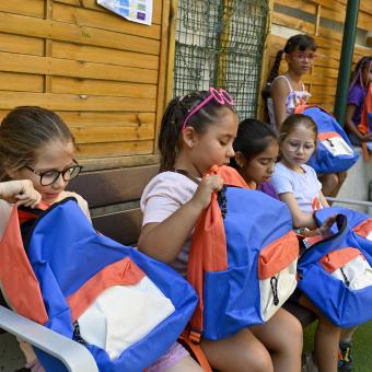 Niñas usuarias del programa CaixaProinfancia con su nuevo material escolar. 