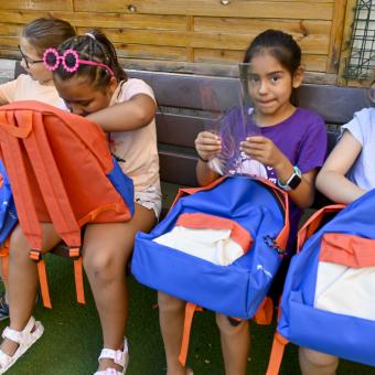 Usuarias del programa CaixaProinfancia con su nuevo material escolar.