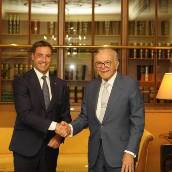 El lehendakari del Gobierno Vasco, Imanol Pradales, y el presidente de la Fundación ”la Caixa”, Isidro Fainé.