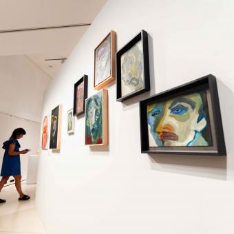 Una mujer recorriendo las salas de la exposición «Rumores infundados. Javier y Rafa Forteza» en CaixaForum Madrid.