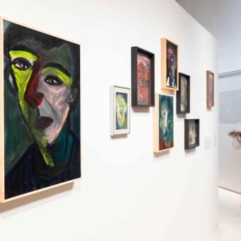 Una mujer en la exposición «Rumores infundados. Javier y Rafa Forteza» en CaixaForum Madrid.