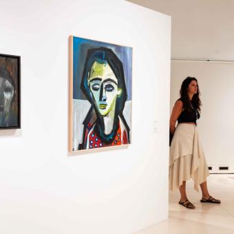Una visitante recorriendo las salas de la exposición «Rumores infundados. Javier y Rafa Forteza» en CaixaForum Madrid.