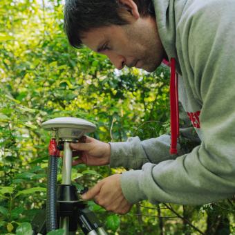 Los investigadores del equipo de David Chaparro utilizan una tecnología tan común como el GPS para estimar el contenido de agua de los bosques.
