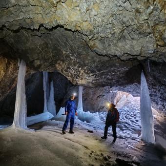 Investigadors de l'Instituto Pirenaico de Ecología explorant coves glaçades al massís del Monte Perdido.