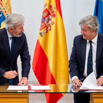 El presidente del Gobierno de Aragón, Jorge Azcón, y el director general de la Fundación ”la Caixa”, Josep Maria Coronas, en la firma del acuerdo marco que refuerza la colaboración entre ambas instituciones.